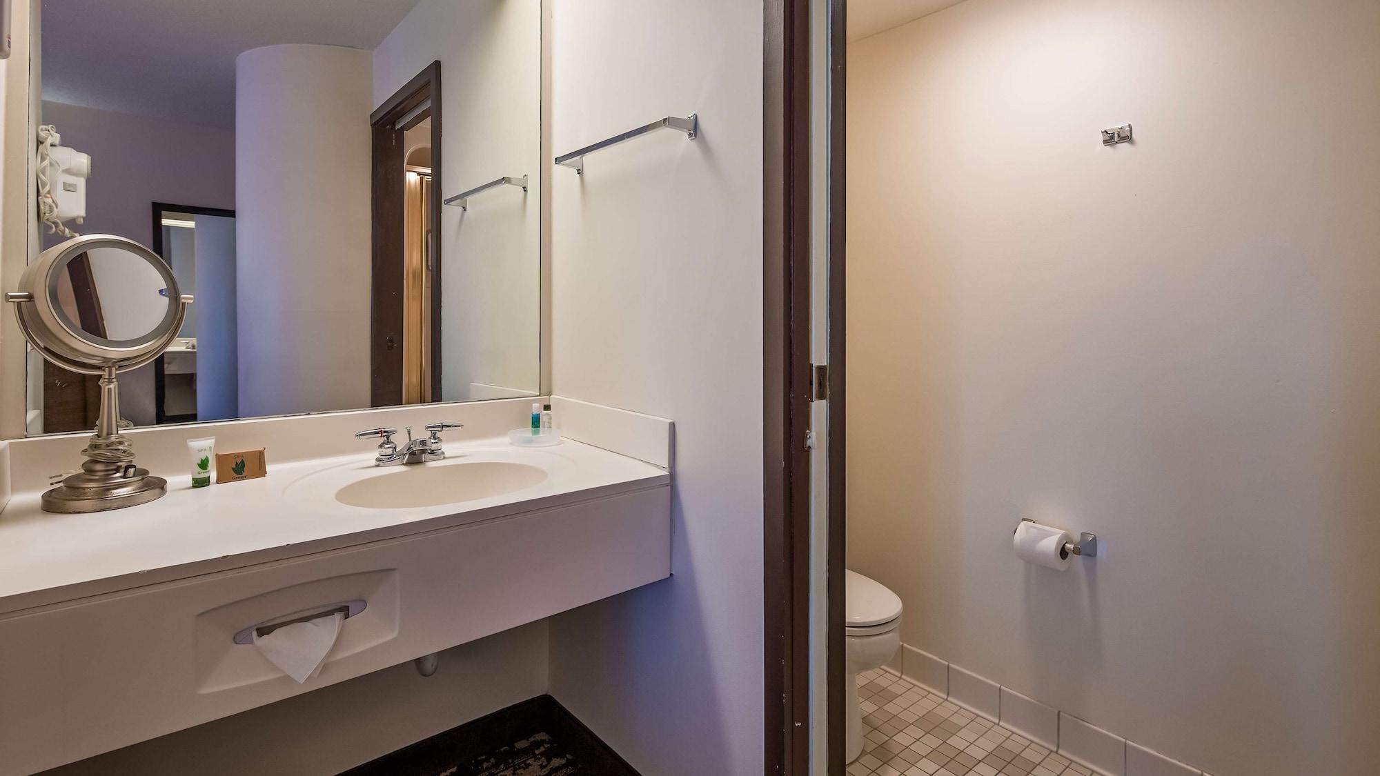 Charlevoix Inn & Suites Surestay Collection By Best Western Экстерьер фото