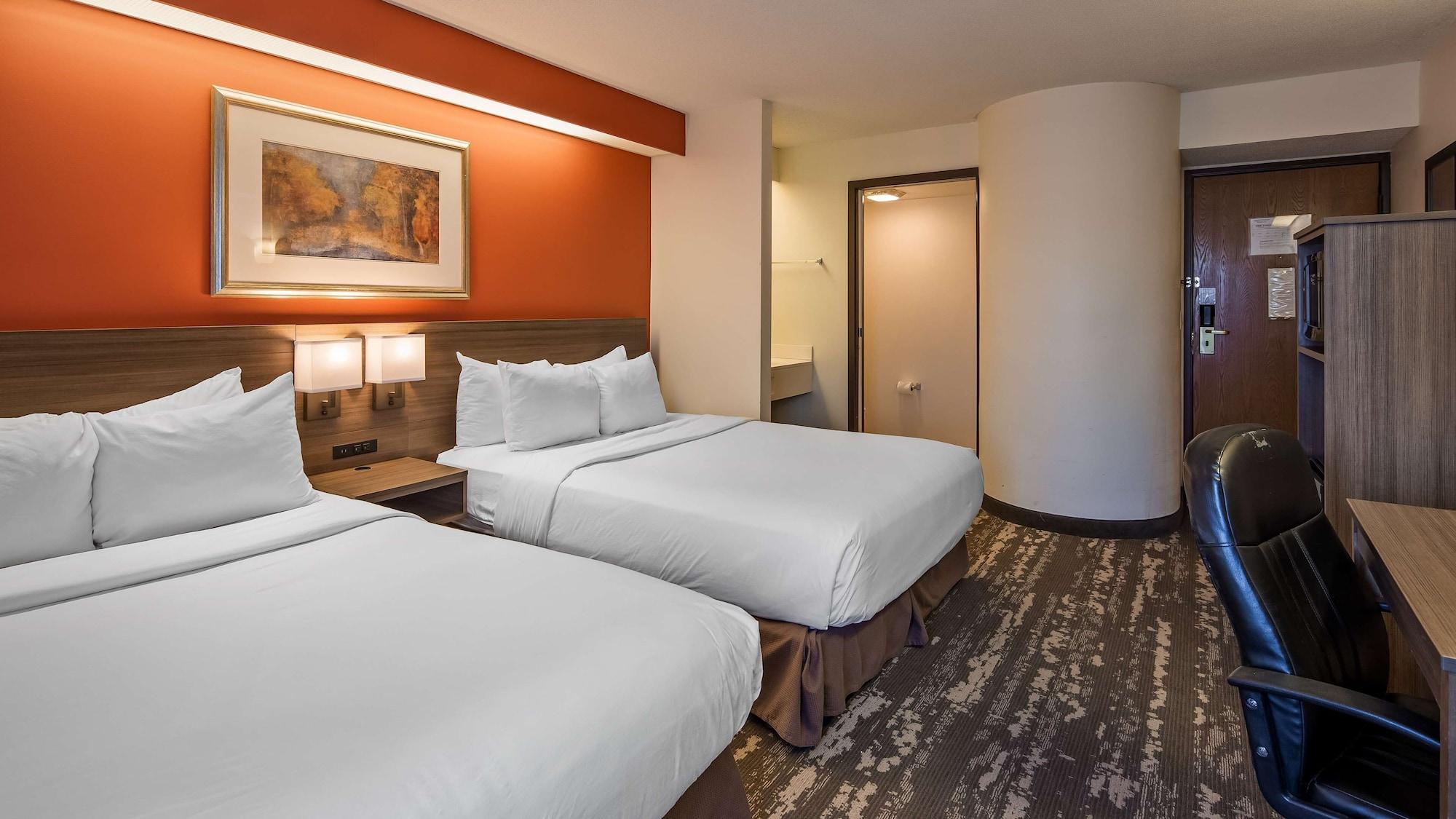 Charlevoix Inn & Suites Surestay Collection By Best Western Экстерьер фото