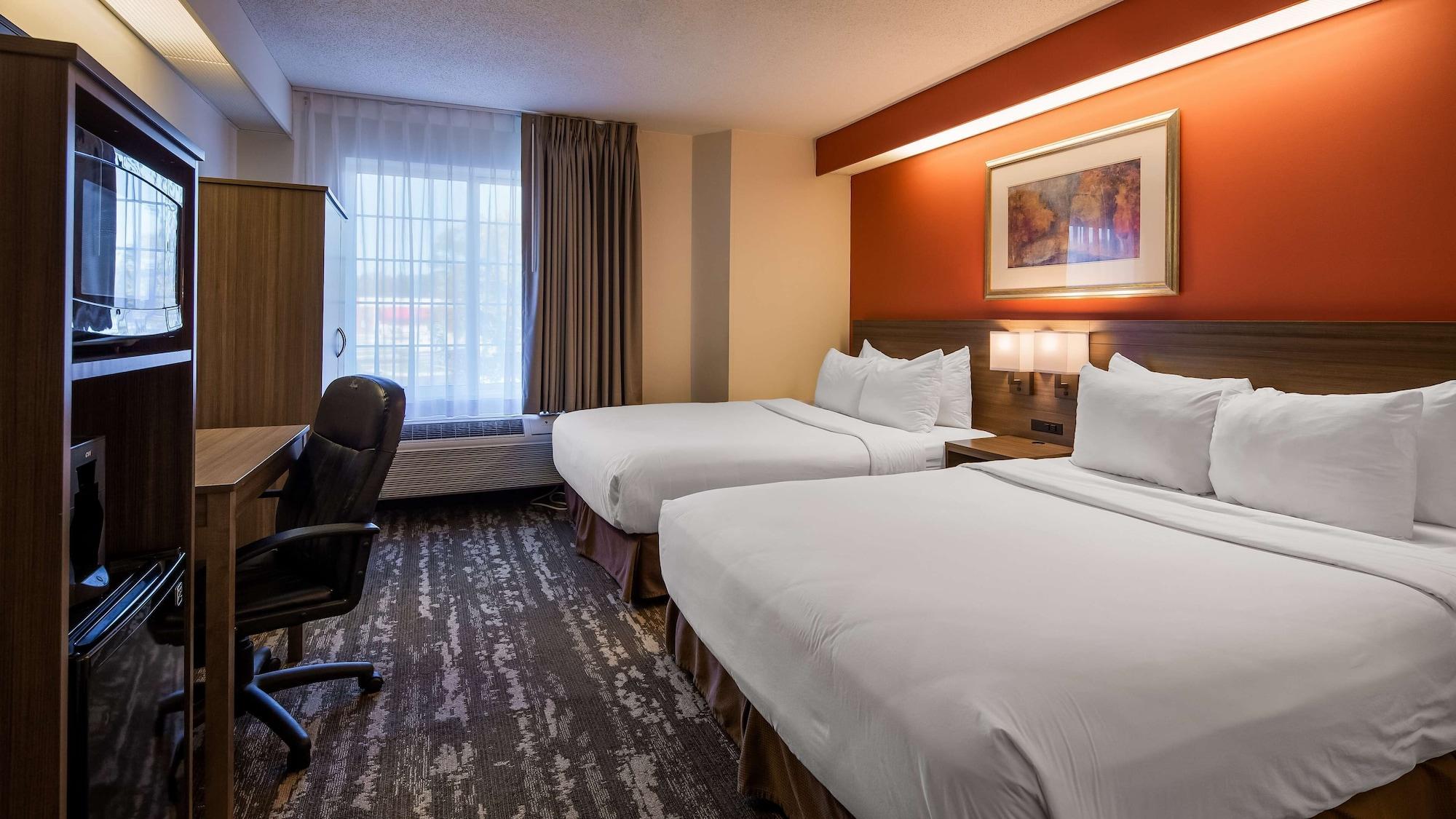 Charlevoix Inn & Suites Surestay Collection By Best Western Экстерьер фото