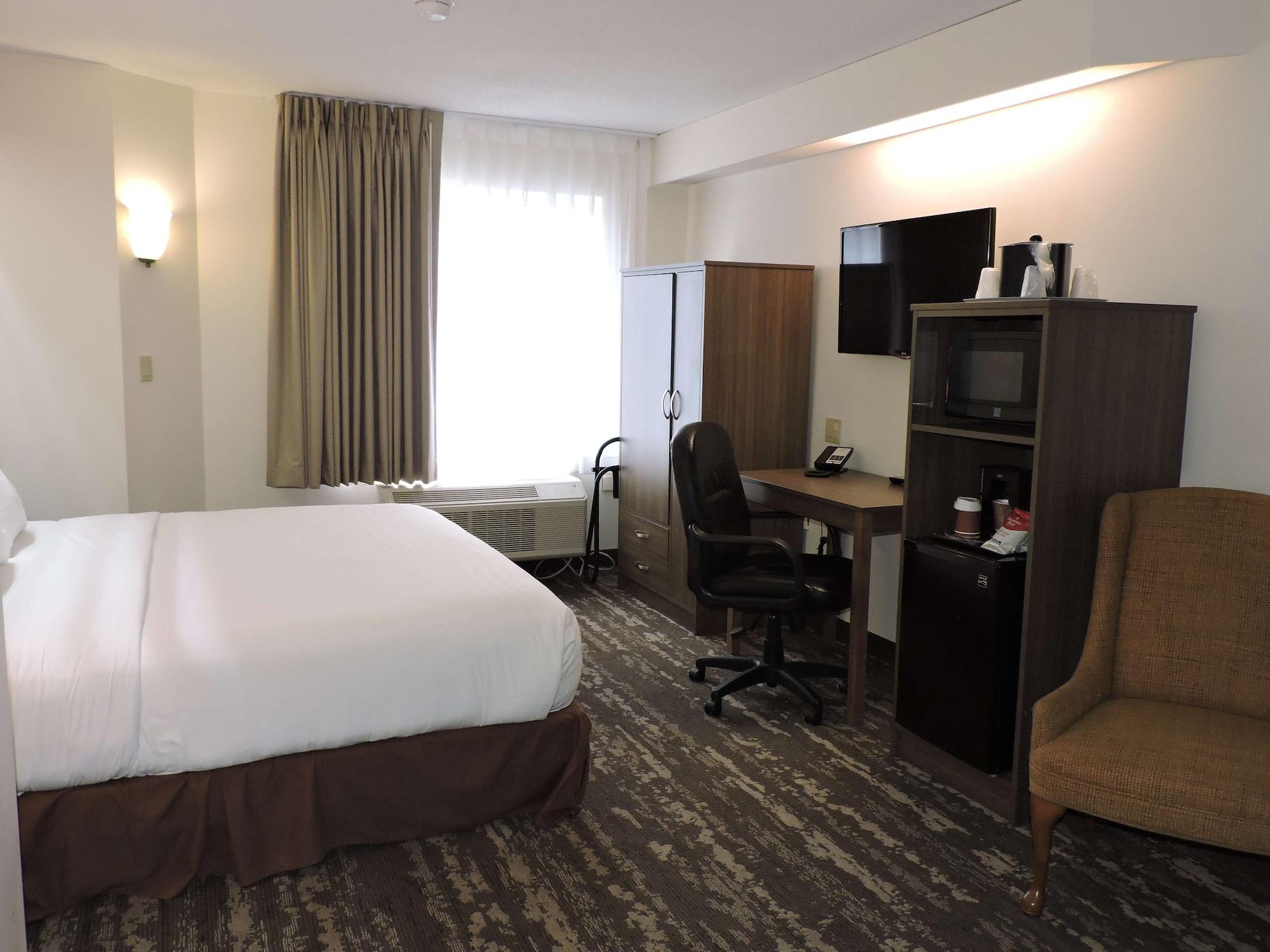 Charlevoix Inn & Suites Surestay Collection By Best Western Экстерьер фото