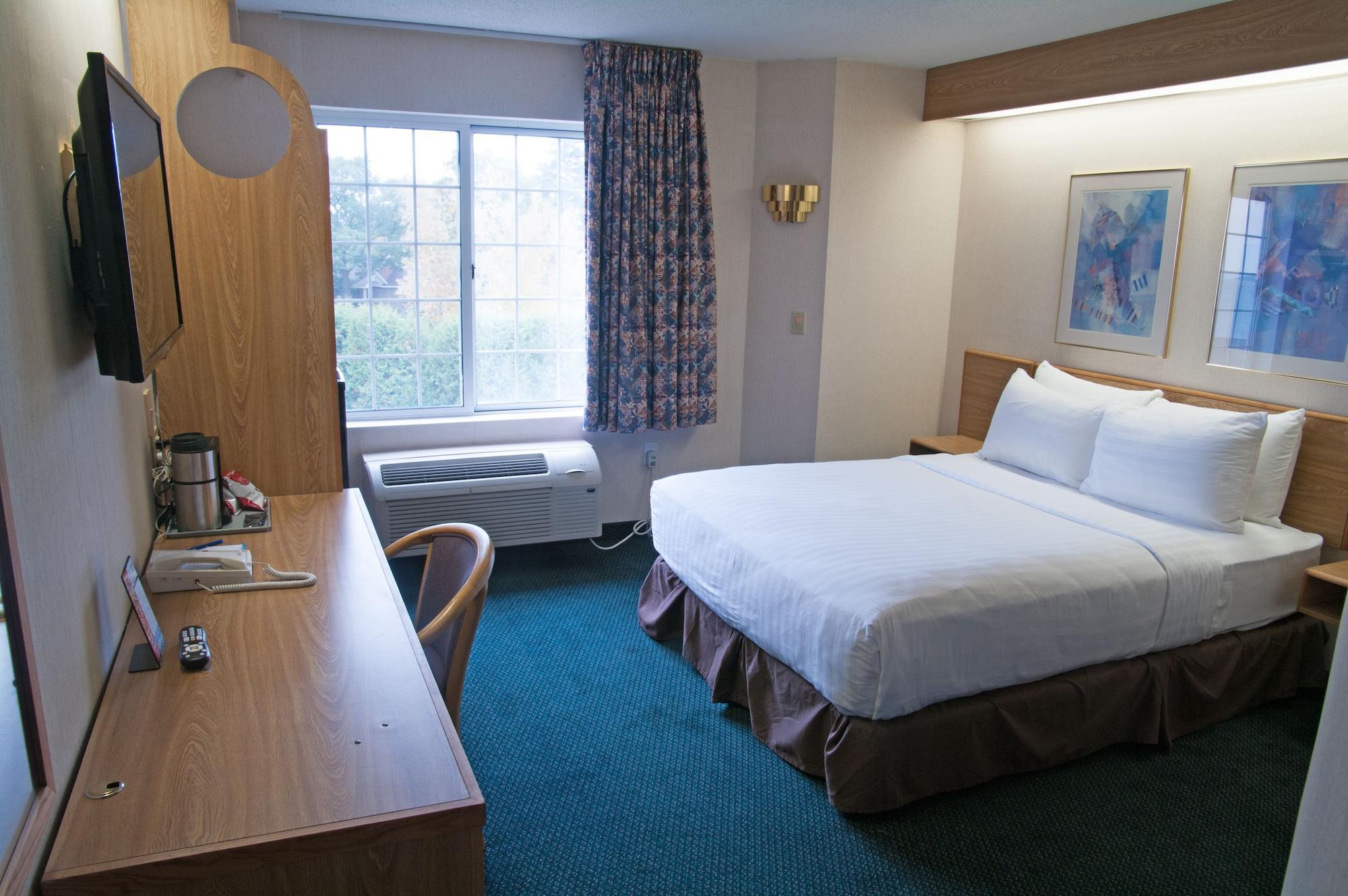 Charlevoix Inn & Suites Surestay Collection By Best Western Экстерьер фото