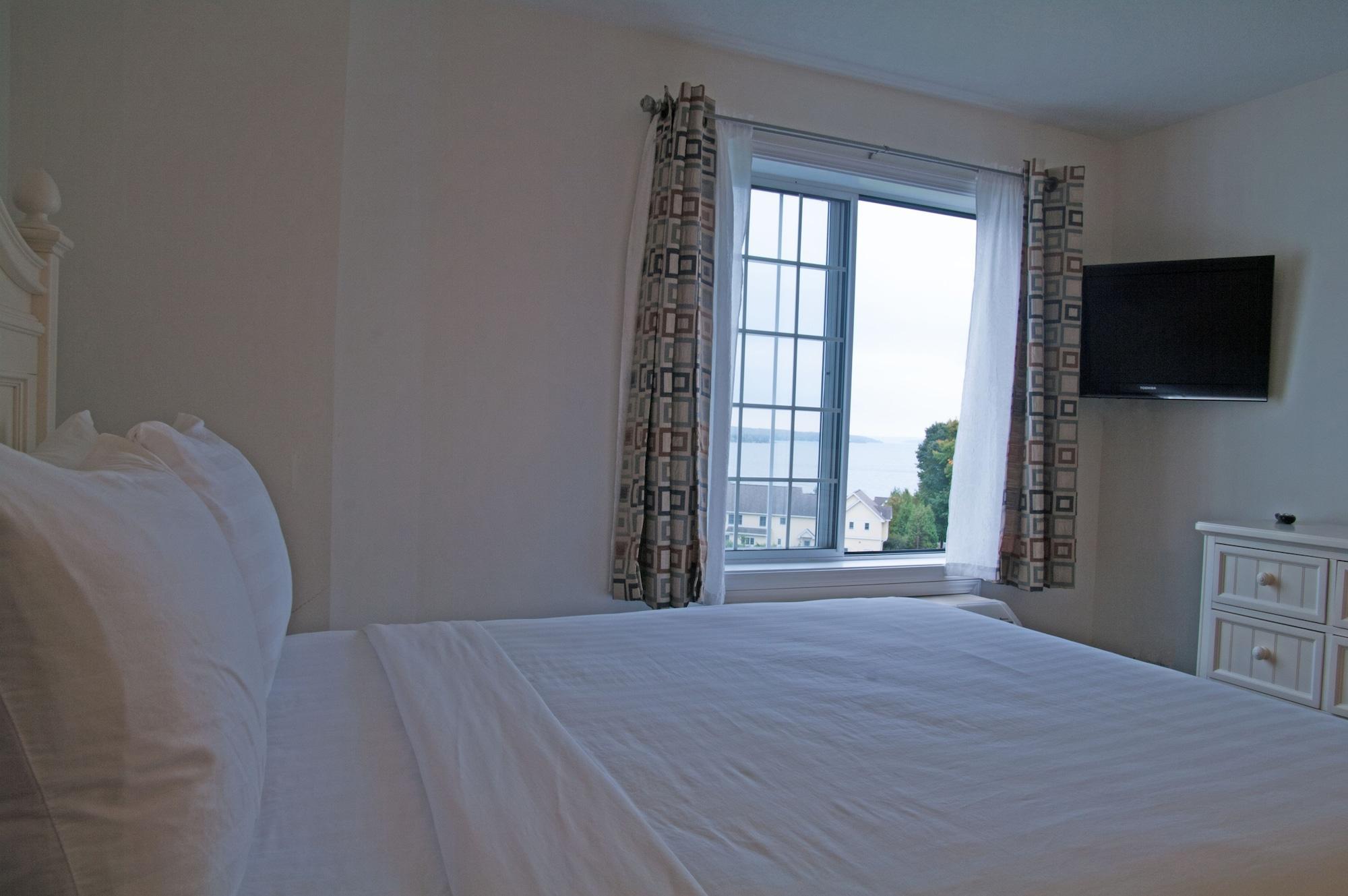 Charlevoix Inn & Suites Surestay Collection By Best Western Экстерьер фото