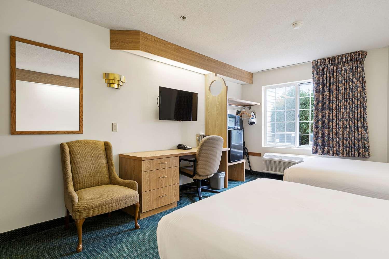 Charlevoix Inn & Suites Surestay Collection By Best Western Экстерьер фото