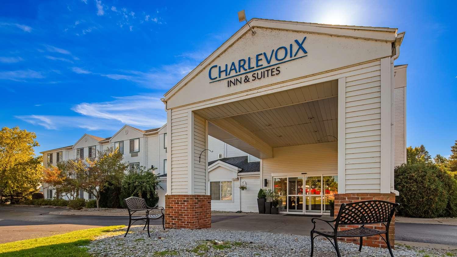 Charlevoix Inn & Suites Surestay Collection By Best Western Экстерьер фото