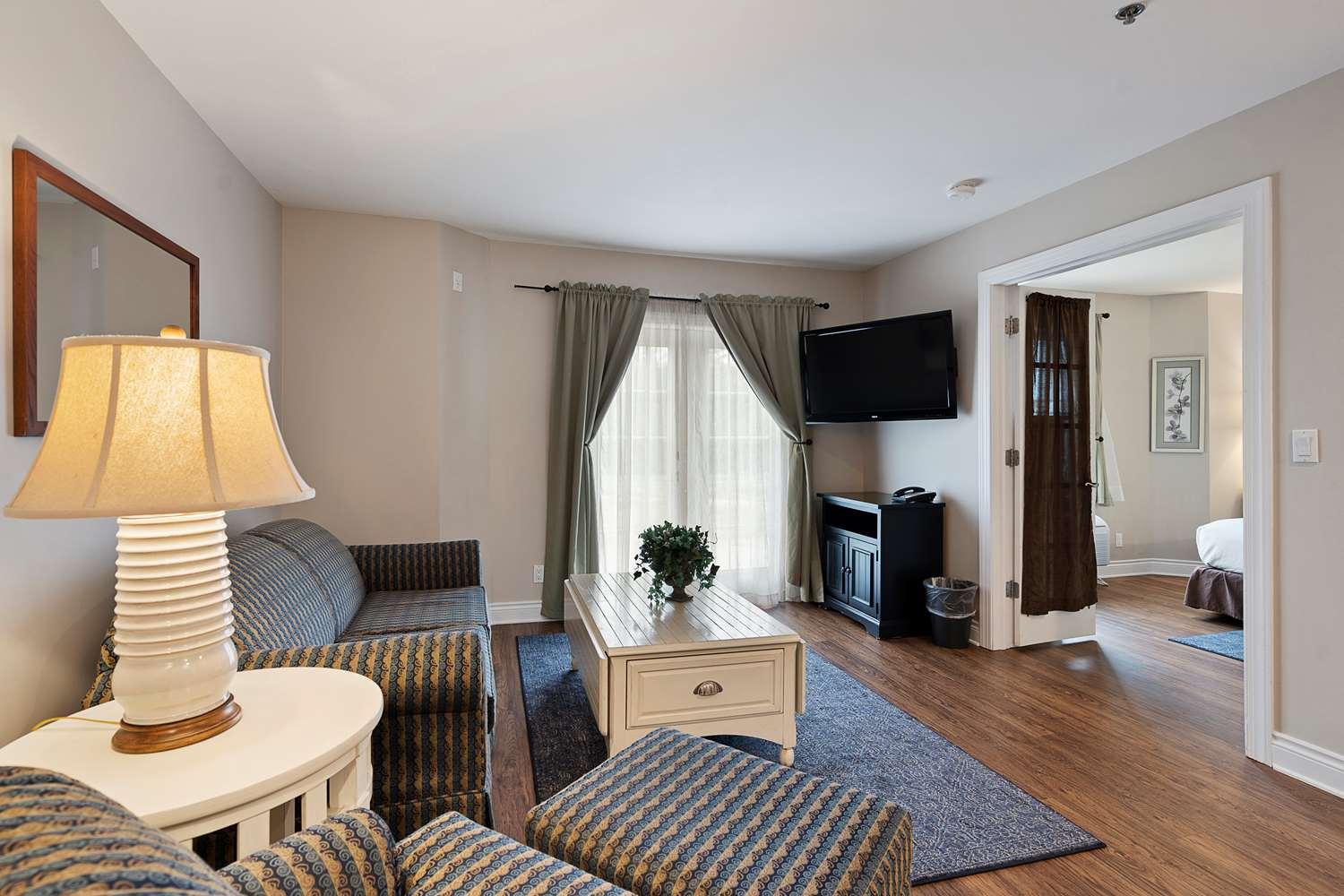 Charlevoix Inn & Suites Surestay Collection By Best Western Экстерьер фото