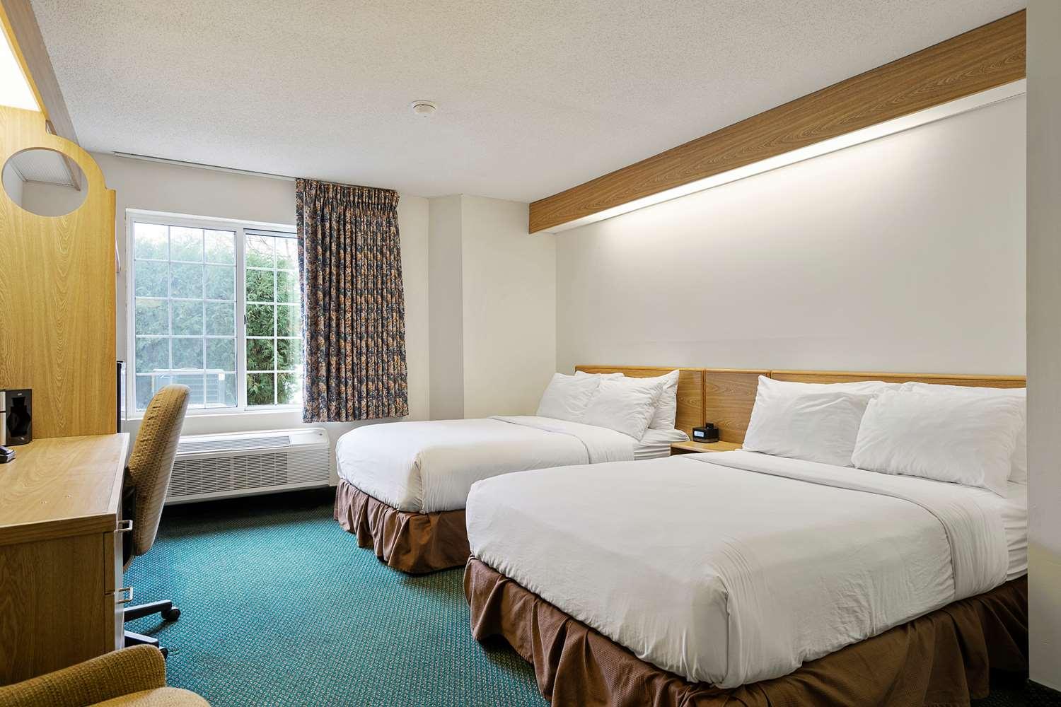 Charlevoix Inn & Suites Surestay Collection By Best Western Экстерьер фото