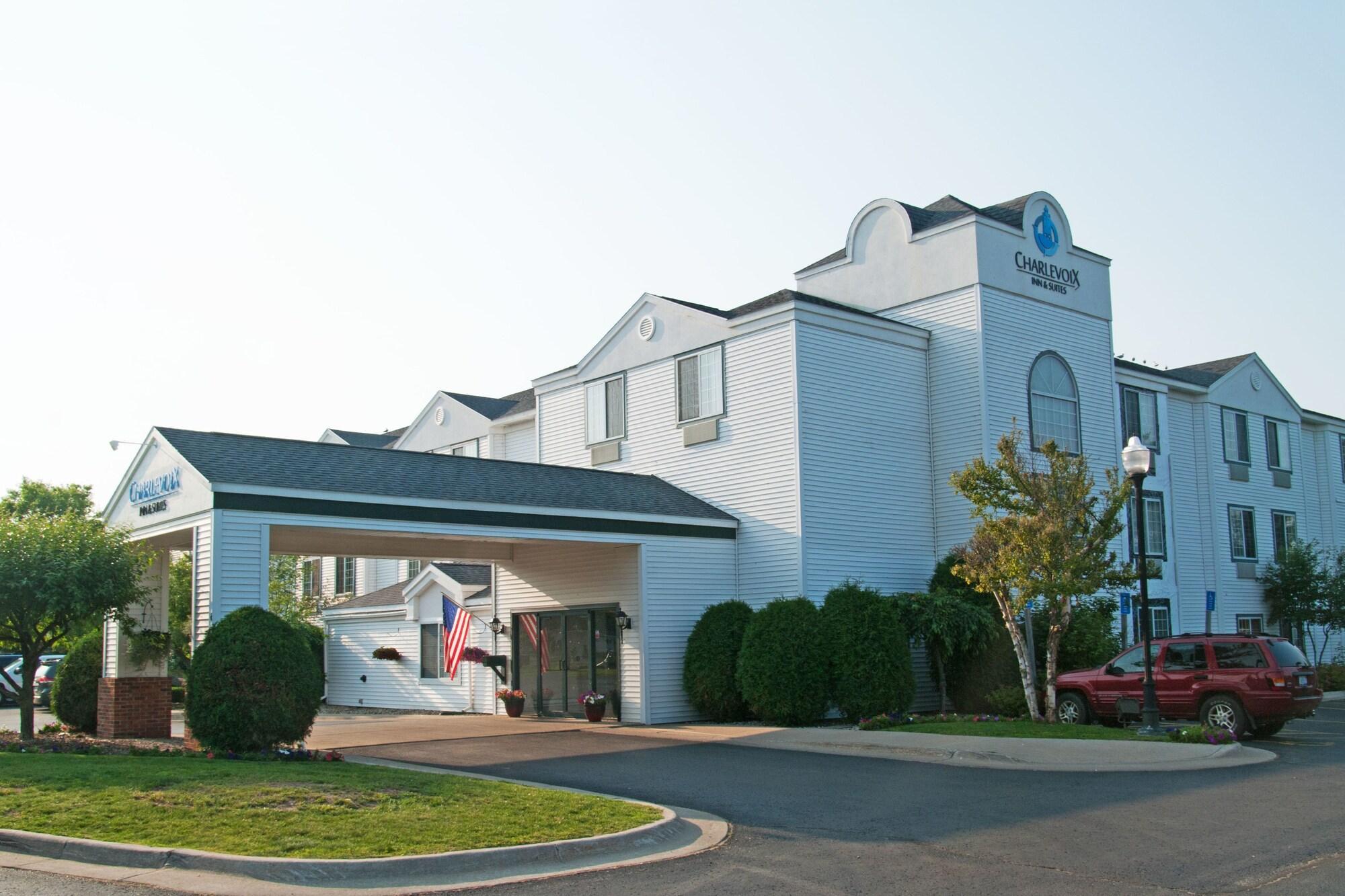 Charlevoix Inn & Suites Surestay Collection By Best Western Экстерьер фото