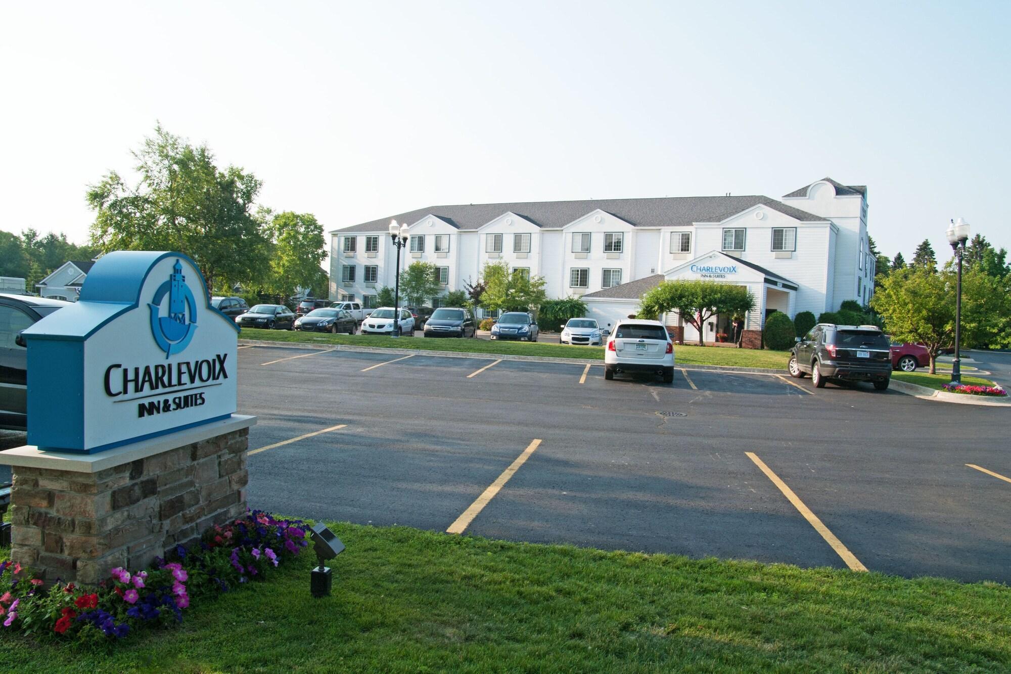 Charlevoix Inn & Suites Surestay Collection By Best Western Экстерьер фото