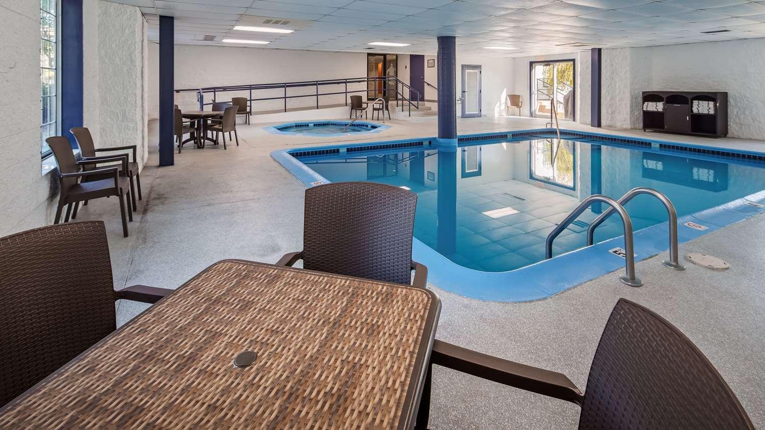Charlevoix Inn & Suites Surestay Collection By Best Western Экстерьер фото