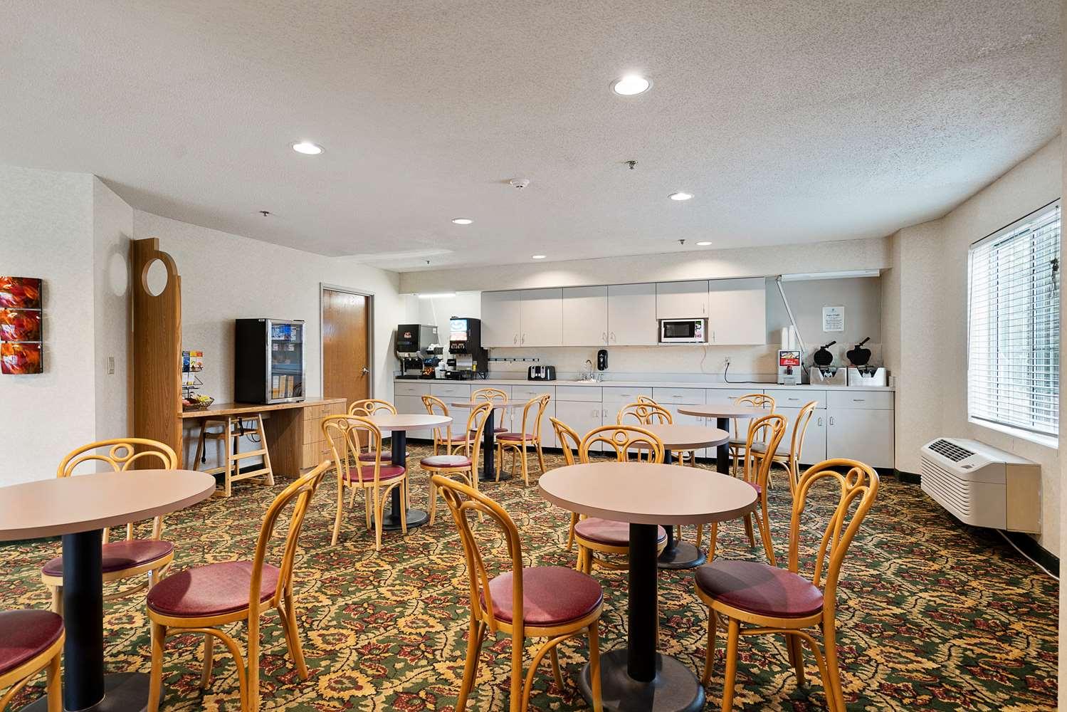 Charlevoix Inn & Suites Surestay Collection By Best Western Экстерьер фото